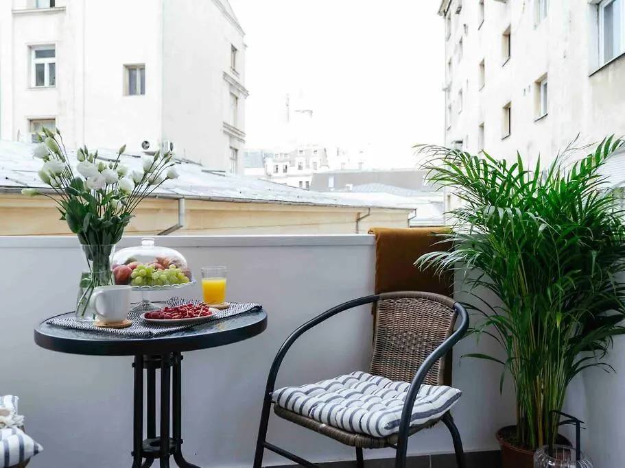 Sunny Large Flat - Top Location - Charming Balcony 부쿠레슈티 아파트